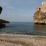 E finalmente: il mare. La foce della lama � rappresentata da una spiaggia fatta di sabbia, piccole pietre e sassi arrotondati e levigati dalla corrente, incorniciata dalla monumentale scogliera che si stempera nelle acque cristalline. E� qui che, dove oggi si affollano numerosi turisti, sfociava l�antico fiume che solcava queste rocce. Milioni di anni fa